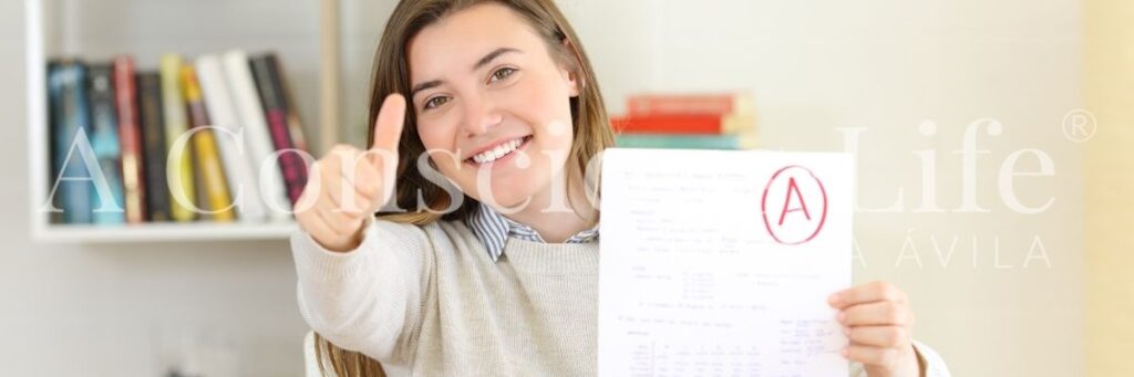 chica orgullosa buenas notas-orgullo