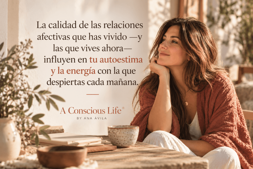 Mujer sentada junto a una mesa bajo una luz cálida, acompañada por una reflexión sobre relaciones afectivas, autoestima y energía vital.