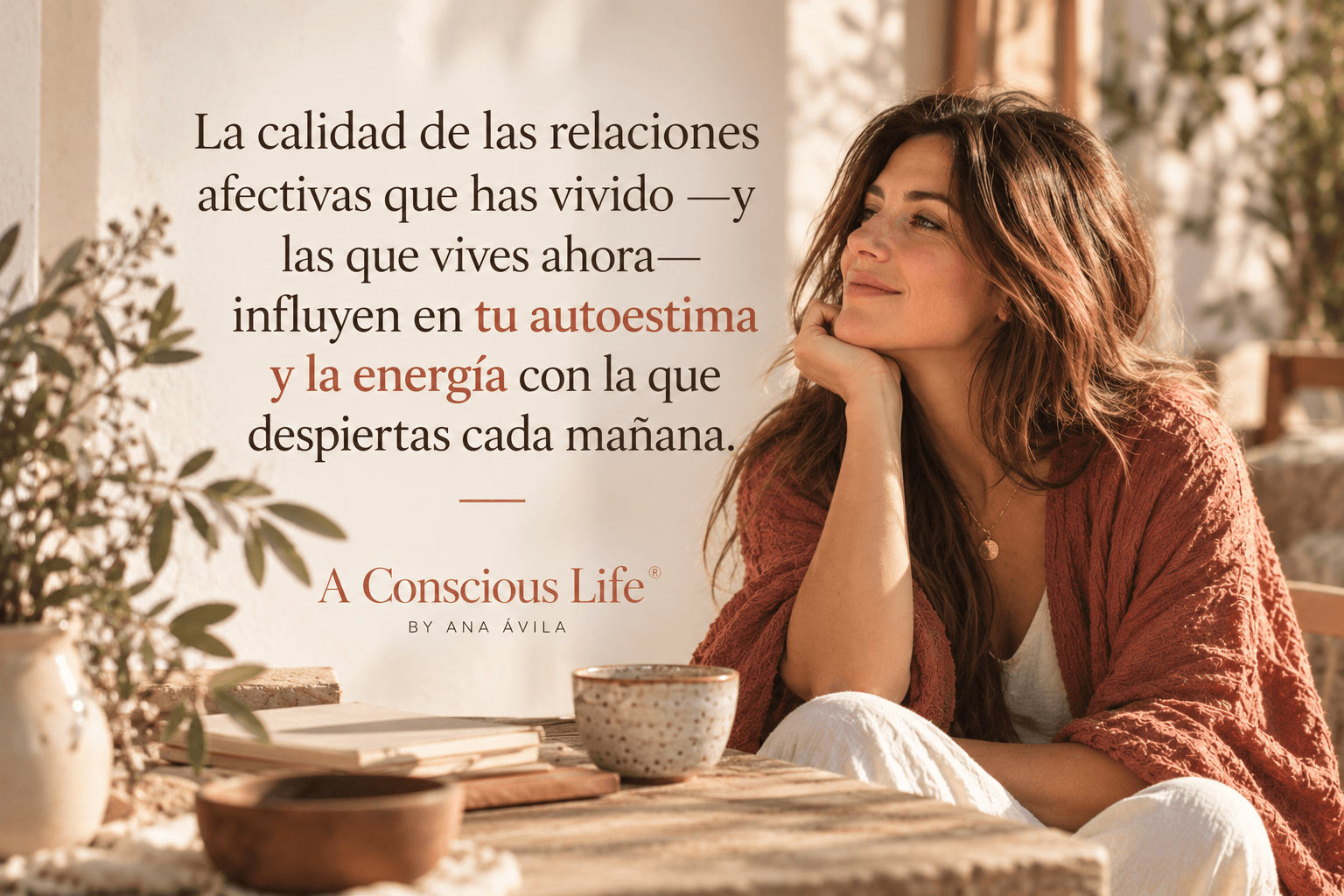 Mujer sentada junto a una mesa bajo una luz cálida, acompañada por una reflexión sobre relaciones afectivas, autoestima y energía vital.