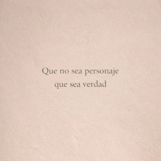 Crecer sin traicionarteA veces significa elegir bien con quién caminas
No sobre adaptarte
No sobreactuarDejar que la intuición también decida
Confiar en la experiencia que ya vive en tiCuando el alma entra más en el trabajo
deja de ser solo funciónEmpieza a volverse expresiónY con eso a veces llegan
más resonancias
más encuentros que sí sonEl cuidado está en no convertir eso en personaje
.
.
.
.
.
.#trabajoconalma
#expresiónauténtica
#presenciaconsciente
#mujeresprofesionales
#parejayfamilia