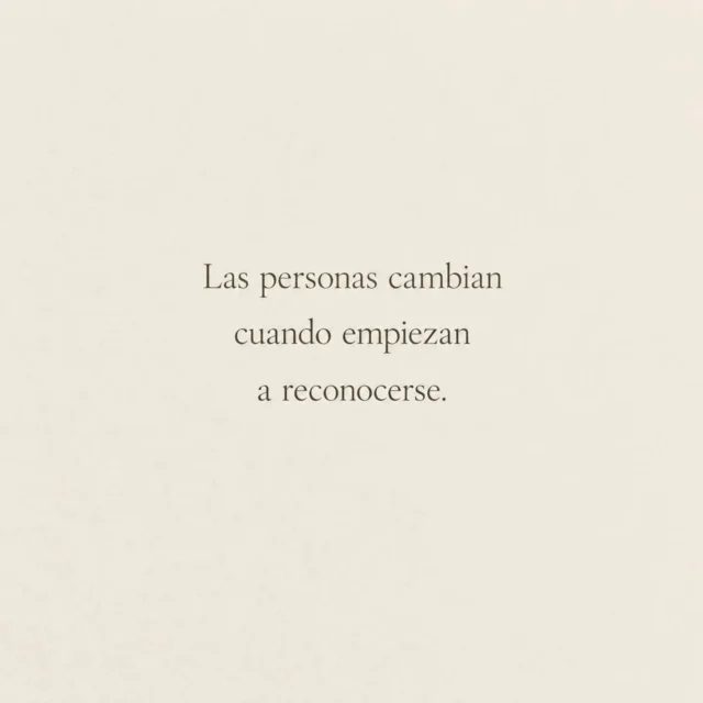 A veces no necesitamos aprender algo nuevo.
Solo encontrar palabras para algo que ya habíamos empezado a ver.He escrito tres reflexiones sobre lo que ocurre cuando dejamos de ignorar el lenguaje del cuerpo.La idea es profundizar en esa forma lenta en la que el cuerpo, las emociones y la experiencia terminan mostrándonos cosas antes de que podamos explicarlas.El texto completo está en la web. Encuentra el enlace en la bio.#miradainterior
#MujeresQueCrean
#mujeresprofesionales
