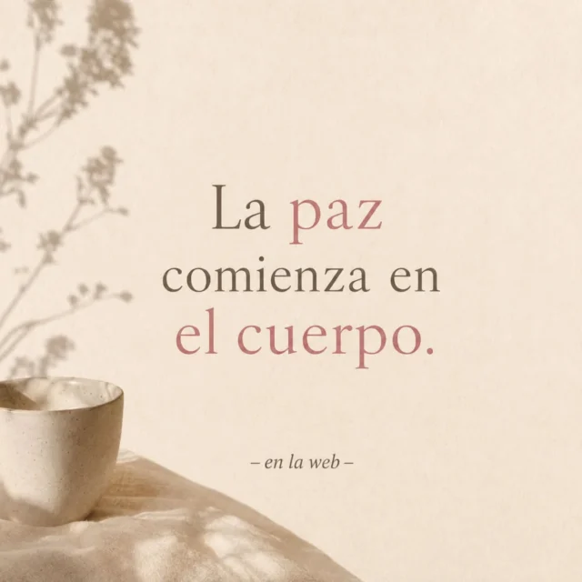 Con los años he descubierto que la paz no es el resultado de tener una vida sin conflictos.Es la consecuencia de aprender a escucharnos.Escuchar al cuerpo cuando necesita descanso.Escuchar los silencios que revelan aquello que seguimos procesando.Escuchar los ritmos naturales que tantas veces intentamos acelerar.En un entorno que premia la velocidad, quizá una de las decisiones más transformadoras sea elegir aquello que nos devuelve al equilibrio.Porque el cuerpo suele saber mucho antes que la mente qué nos acerca a la paz y qué nos aleja de ella.He compartido una nueva reflexión en la web sobre conciencia, cuidado, presencia y la importancia de respetar nuestra propia naturaleza.  Dejo enlace en comentarios.#ConcienciaVivida #LiderazgoHumano #BienestarIntegral