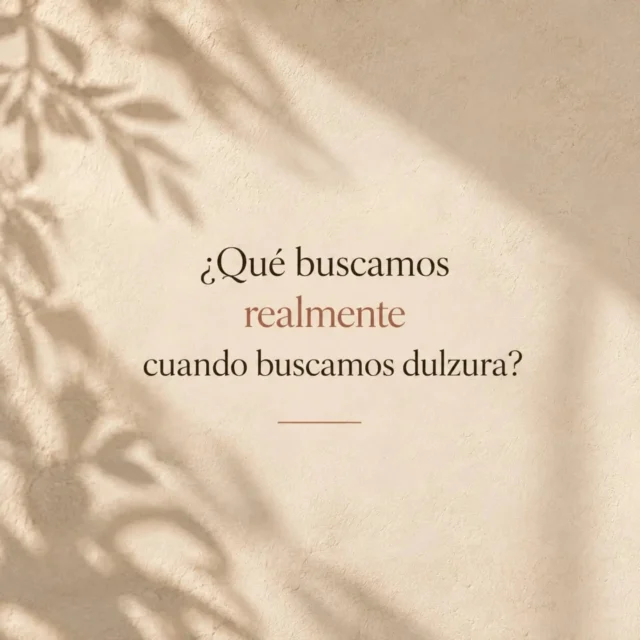 Hay momentos en los que creemos que buscamos algo dulce cuando quizá estamos buscando otra cosa.
Descanso. Consuelo. Placer. Una pausa. La sensación de no tener que demostrar nada durante un rato.Durante años pensé que mi relación con determinados alimentos tenía que ver con la disciplina y la fuerza de voluntad. Con el tiempo empecé a mirar en otro lugar: en mi historia, en mi manera de recibir, en aquello que había aprendido sobre el cariño, el reconocimiento y el disfrute.Y en esa búsqueda apareció también la figura del padre.No como explicación de todo lo que somos. Tampoco como responsable de nuestra vida adulta. Sino como una parte de esa historia desde la que aprendimos a salir al mundo y a relacionarnos con nuestro propio valor.De eso escribo en mi nueva entrada de A Conscious Life: de la sombra del padre, de la comida, del placer y de esa dulzura que quizá llevamos años buscando donde no estaba.¿Qué buscamos realmente cuando buscamos dulzura?#AConsciousLife, #Autoescucha, #Conciencia, #Vínculos, #Identidad,