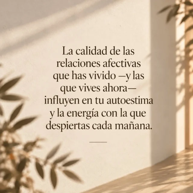 Hay relaciones que han cambiado hace mucho tiempo y que, sin embargo, continúan casi intactas dentro de nosotras.Crecemos, construimos una profesión, formamos una pareja, quizá tenemos hijos, tomamos decisiones adultas… pero algunas antiguas formas de mirarnos siguen apareciendo cuando buscamos reconocimiento, nos comparamos, nos cuesta poner un límite o sentimos que nunca hacemos suficiente.No creo que todo tenga que explicarse desde la familia ni que necesitemos vivir revisando el pasado. Pero sí creo que, de vez en cuando, merece la pena preguntarnos desde qué lugar de nosotras estamos viviendo el presente.Porque los vínculos también necesitan actualizarse por dentro.Sobre esto escribo en la nueva entrada de A Conscious Life: Lo que llevamos al trabajo sin saberlo.La encontrarás en el blog. 🌿#AConsciousLife #MujerAdulta #Vínculos #Identidad #Autoescucha