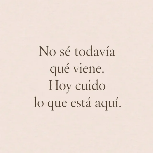 @ana_conscious 🌺 «No sé todavía qué viene, pero hoy cuido lo que está aquí…»

Escribí esta frase, casi sin pensar, y tuve que detenerme… para volver a leerla, un par de veces. Como dejando que su peso y su «pose»… calaran dentro de mí.

Sintiendo, muy a mi pesar, lo mucho que cuesta, en determinados momentos, hacer que ese mensaje cale en la mente y en el corazón de aquella persona que en ese momento estoy acompañando en su… ¿podemos llamarlo despertar?

Sí… sin lugar a duda, DESPERTAR es lo que yo llamo vivir en el Aquí y el Ahora… Mantener tu presencia, tus límites y tu respiración… todo en una. Todo a una. Todo en ti.

Y si, a la hora de superarse, o superar… ¿no se necesitara realmente nada más que cuidar lo que «hoy» está aquí? 

— 𝗔𝗻𝗮 Á𝘃𝗶𝗹𝗮 𝗠𝗮́𝗿𝗾𝘂𝗲𝘇 
Escritora e investigadora · Cocreadora de Método Cronos® 
Autora de 𝘈 𝘊𝘰𝘯𝘴𝘤𝘪𝘰𝘶𝘴 𝘓𝘪𝘧𝘦

#ReintegraciónIdentitaria #MujerAdulta #AutoEscucha #MemoriaEncarnada #MétodoCronos